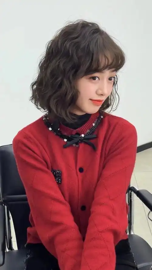 女士短发卷发发型 法式卷烫发蓬松蛋卷头