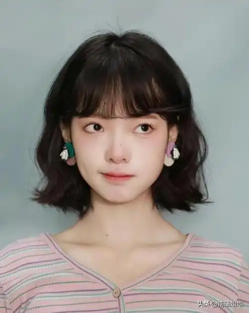 洋气减龄,圆脸也适合|发型|卷发|刘海|脸型|身材比例_网易订阅