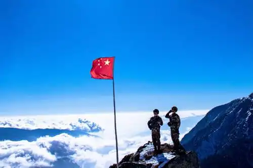 官兵们在执勤点向国旗敬礼.迎着朝霞,他们集合出发.