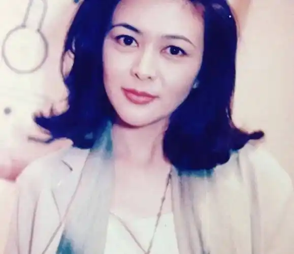 20岁的时候,关之琳邂逅了人生中的第一个男人,他叫王国旌,为了自己的