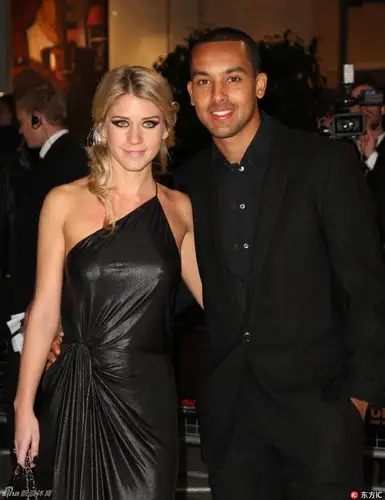 爱意浓!足坛球星与娇妻美眷恩爱瞬间_高清图集_新浪网