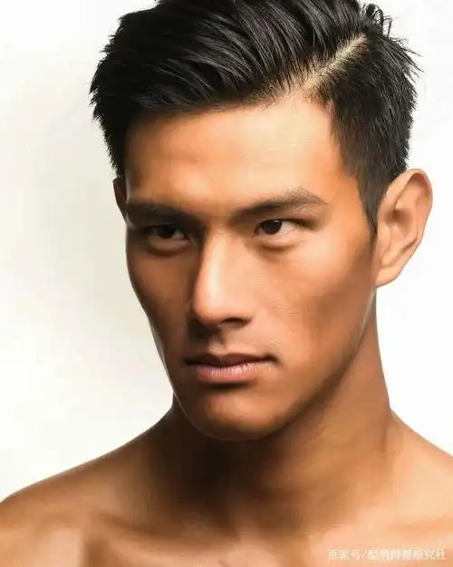 皮划艇体育生拥有古铜色的性感皮肤,肌肉也太诱人了!