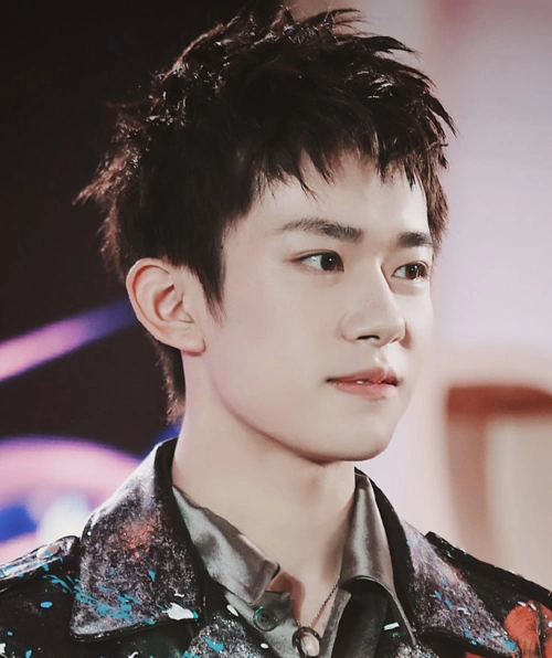 易烊千玺"寸头照"被疯传,戴上墨镜的那刻,陈念的小北又回来了