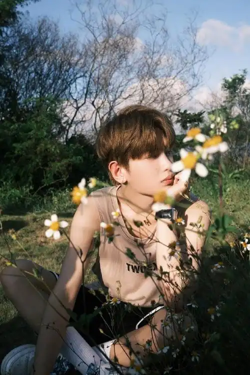 黄明昊夏日写真