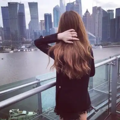 微信头像女生简单背影_你触及不到的最美好