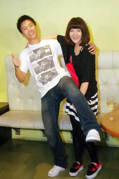 图文:韦礼安勇夺金曲新人王 众星齐庆功不惧金曲魔咒