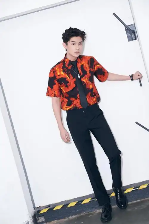 杨旭文现身时尚活动 红黑撞色引人瞩目