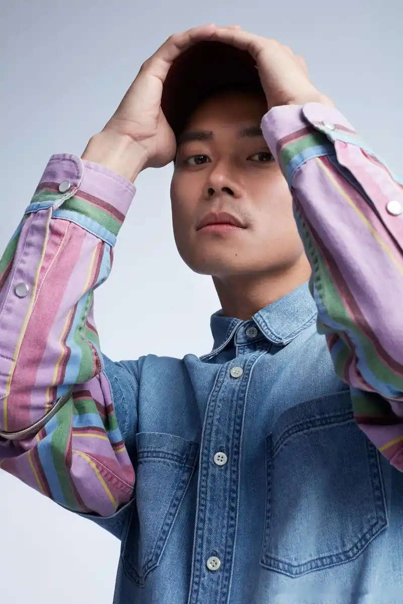 【演员曹俊写真曝光】近日,曹俊发布一组写真照,条纹牛仔衬衫搭配牛仔