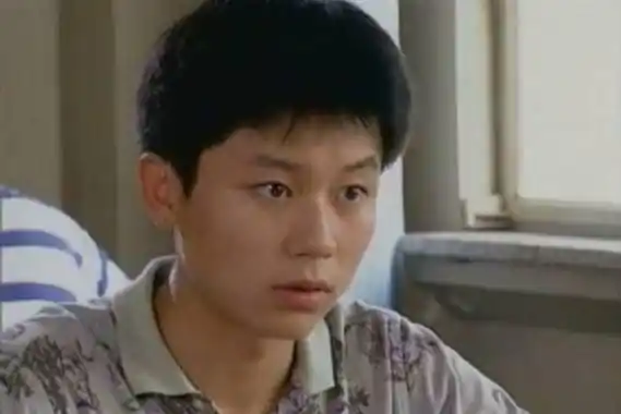 李晨于1987年出生于北京.那时候的人还是圆脸大眼睛双眼皮.