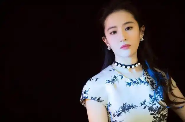 刘亦菲黑历史又被挖出,与干爹陈金飞关系被实锤,曾做眯眯眼动作|杨采