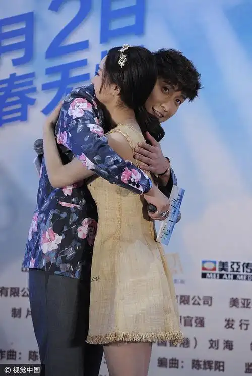 乔任梁  赵丽颖亲密热拥.  图片来源:视觉中国