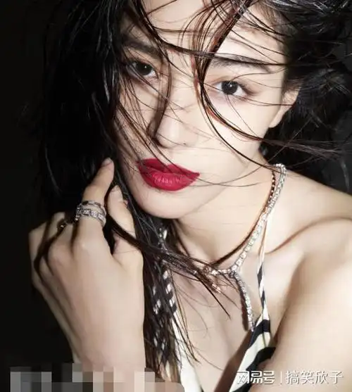 钟楚曦时尚封面大片湿发红唇妩媚迷人扑面而来满满的高级感