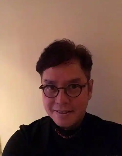 谭咏麟晒最新生活照,全新发型精神又帅气,看不出是70岁老男人_照片