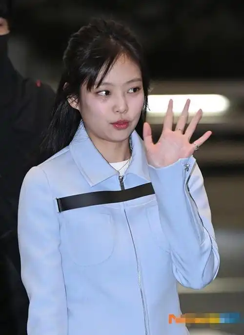 jisoo,jennie和lisa的出现很快引起了媒体和公众的关注.