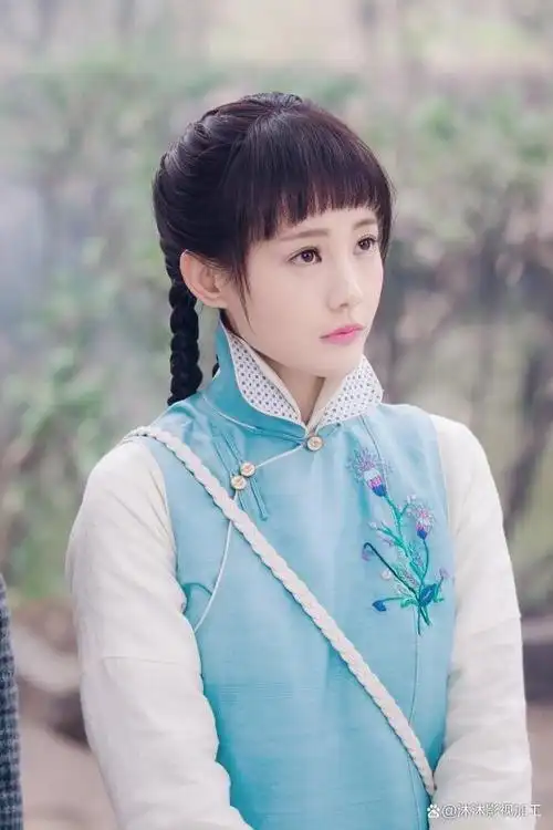 李一桐,90后女演员,素颜照清纯可爱,五官轮廓清晰,舞蹈功底扎实,演技