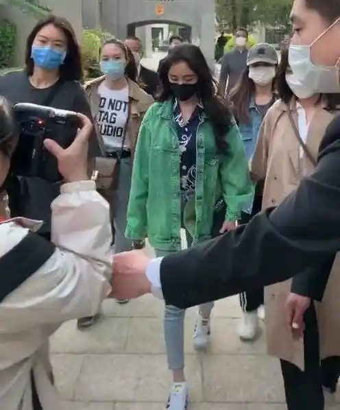 杨幂下班回家没注意与路人同框看到腿围差距才知明星可以有多瘦