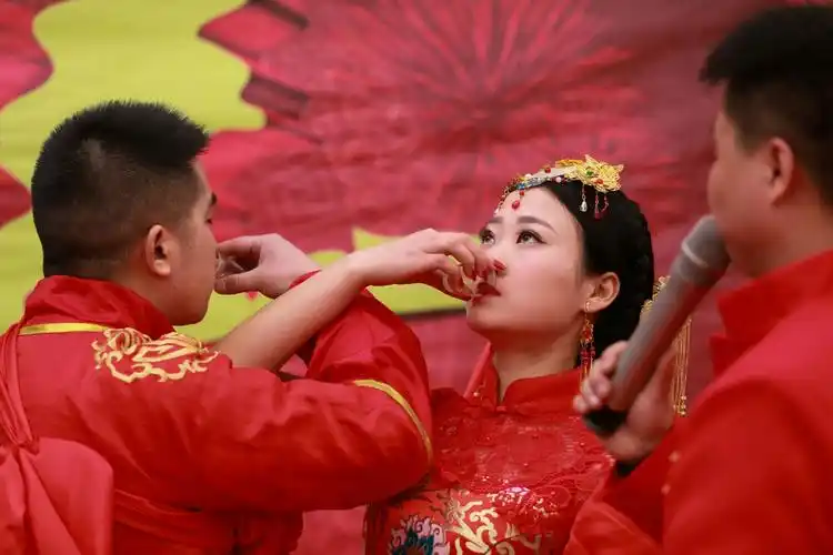 喝上交杯酒,幸福连年有.