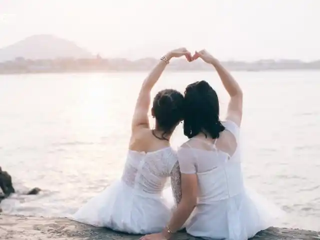 闺蜜被老公带着小三逼着离婚了我和她友谊的小船说翻就翻了