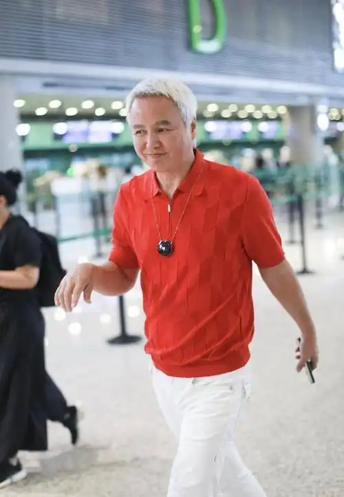 林瑞阳瘦身后亮相机场,红衣搭白裤吸睛惹眼,59岁状态仍然很好_手机