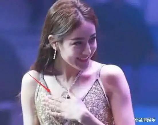 有种"惊艳"叫热巴裙子突然滑落,本以为会往上提,下