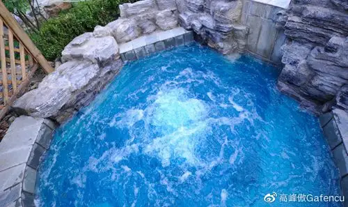 除了所有温泉均取自天然泉水外,静之湖的一大特色,就是露天汤泉.