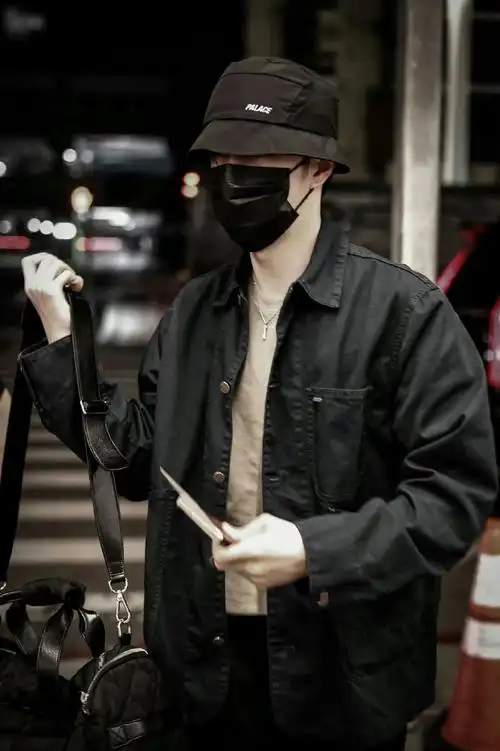 王一博出发回国#王一博出发回国机场,深色衬衫 黑色渔夫帽,休闲适适