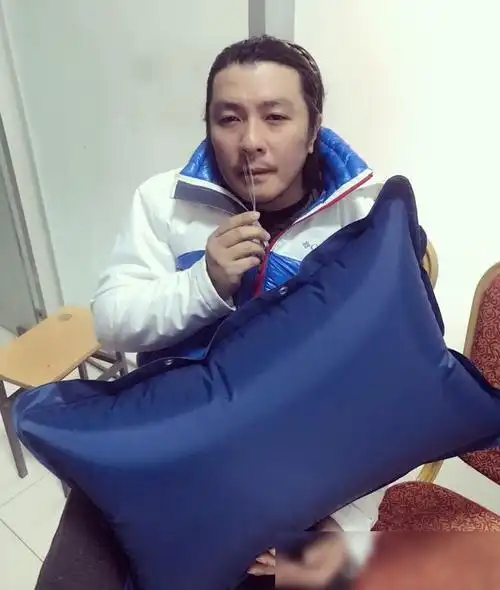 在成名前,阿杜还在建筑工地当工头,他的嗓子也是在那个时候练就的