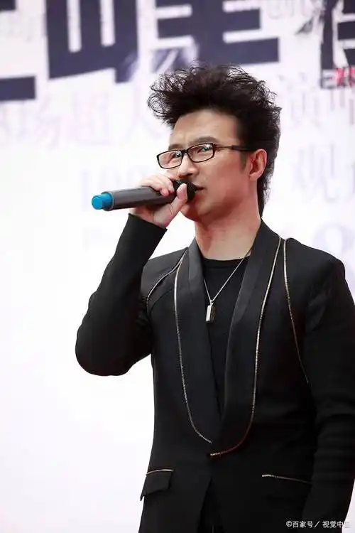 当时两人年龄相差较大,且赵薇的事业发展势头迅猛,而汪峰则因为激烈的