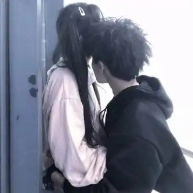 情侣接吻头像双人情头拥抱强吻图片大全