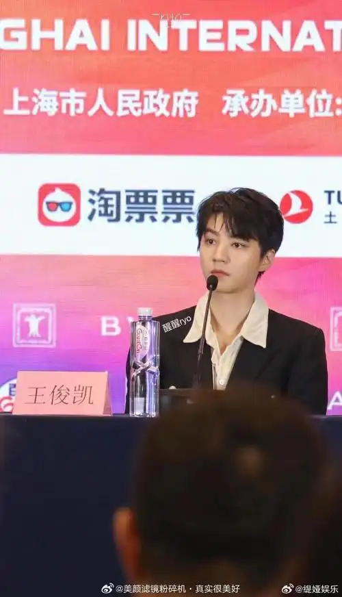 王俊凯黑西装见面会生图#王俊凯见面会生图,黑西装加身,接受采访丝毫