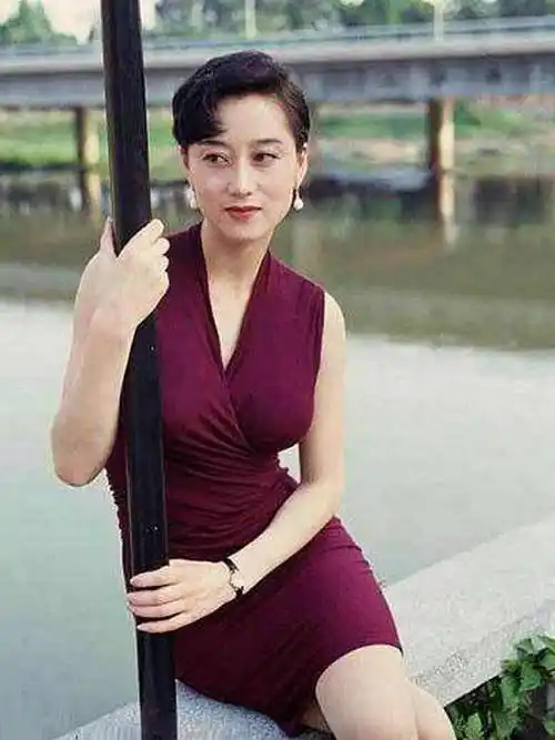 原创因为利智李连杰抛妻弃女如今原配黄秋燕过得怎么样了