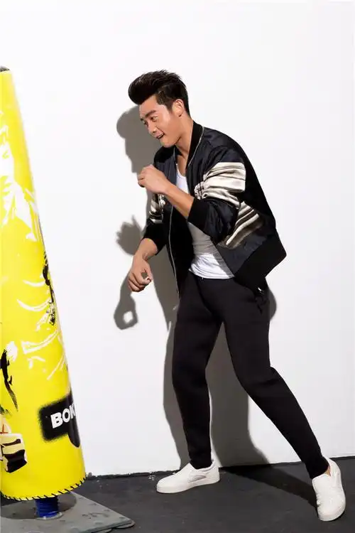 郑恺登开年封面 运动型男挥拳