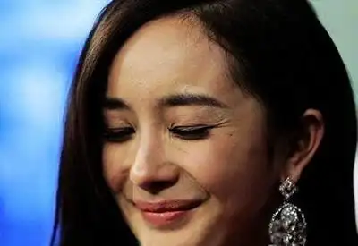 但是没有了聚光灯和美颜,明星的素颜其实和我们并没有多大的区别