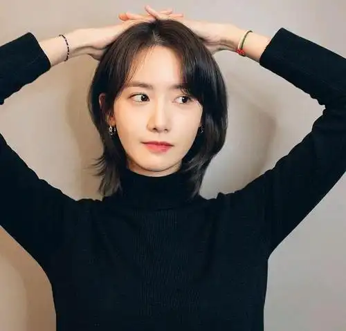 林允儿写真公开,简约的黑色上衣搭配短发造型,清新甜美