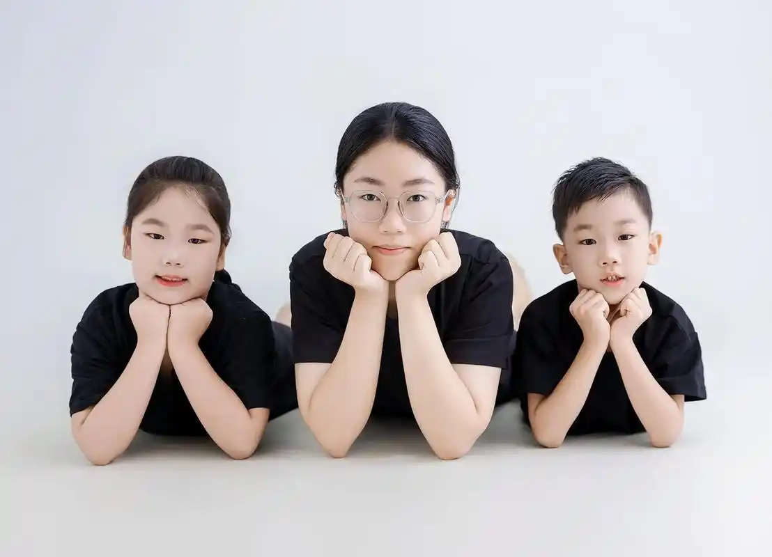 "家有儿女,心中满是温暖与幸福.看着你们的笑容