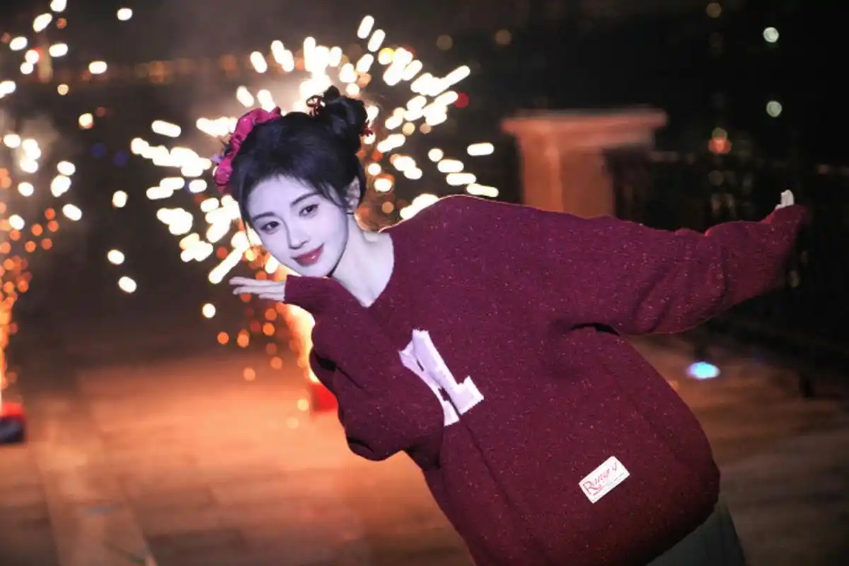 扎着丸子头放烟花的鞠婧祎,真的好可爱!