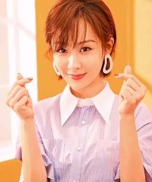 杨紫最近的时尚资源变得更加充沛了,这可能与她新的经纪人有关.