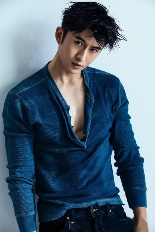 张云龙绿洲晒照,倒三角的身材,深邃的眼神,撩人的湿发,满屏的荷尔蒙.