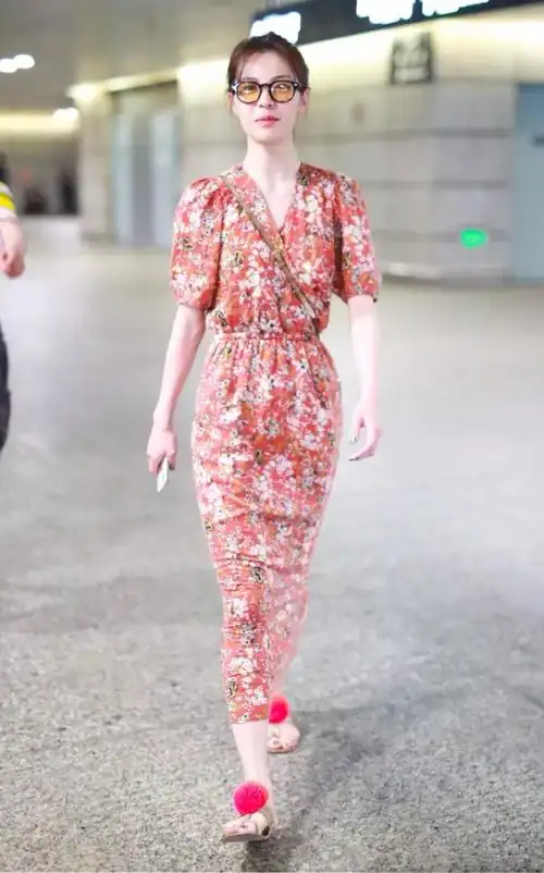 明星| 周冬雨的短裤钟楚曦的印花裙 明星夏装如何出奇制胜