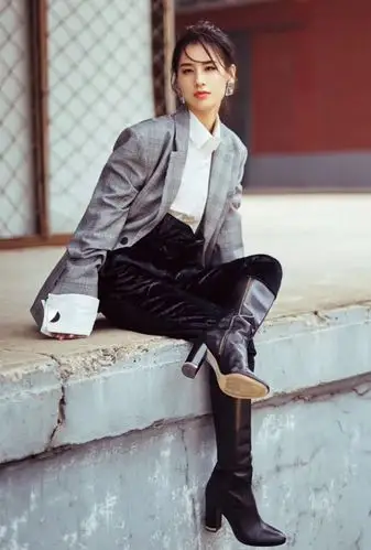 我穿都穿不进的靴子黄圣依还塞上裤子轻松凹出大长腿