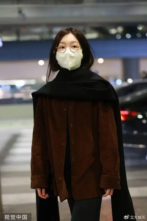 周冬雨身穿黑色披肩现身机场 戴金丝眼镜斯文低调|披肩|周冬雨|现身