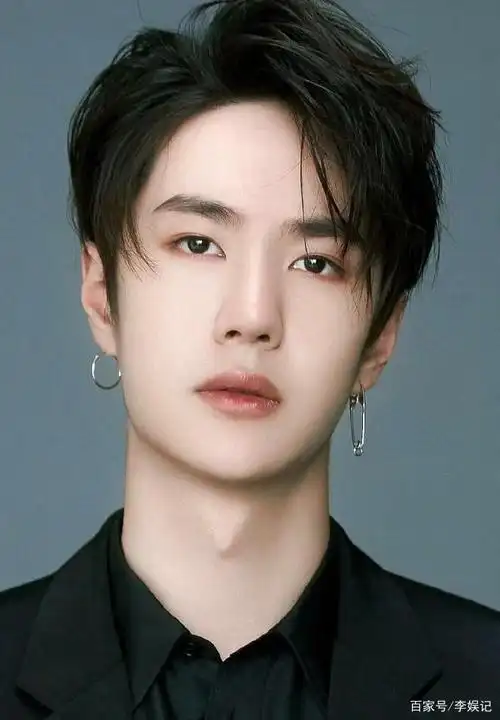 着正装的王一博真的是有霸道总裁风范,精致五官高冷气质一览无余