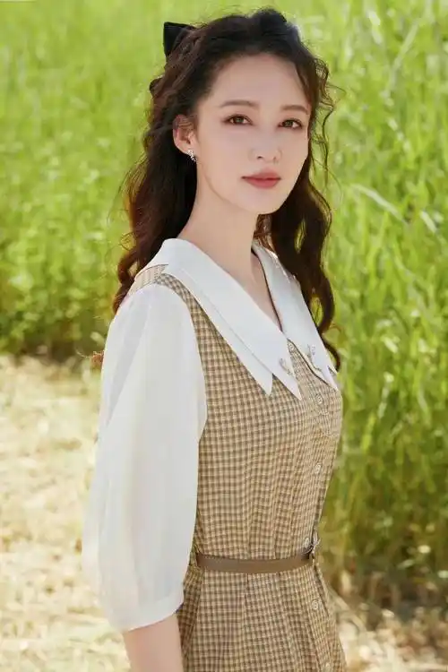 原创李沁的笑容让人如沐春风穿格纹连衣裙甜美温柔一头卷发像公主