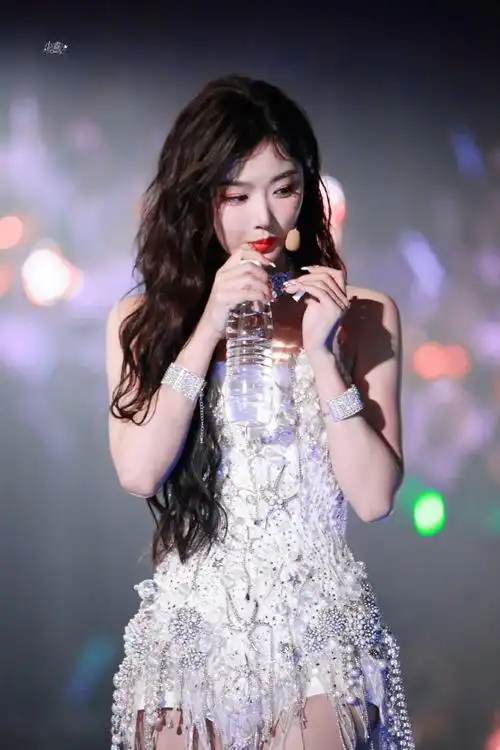 孔雪儿舞台上的红玫瑰