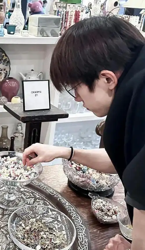 240129易烊千玺的女友视角照片引爆梦女心网友幸福满满