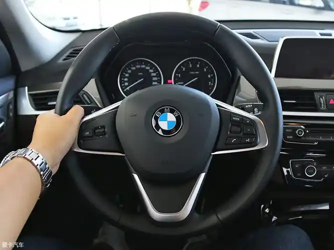 全系车型方向盘支持四向手动调节,在高配车型上还配有换挡拨片.