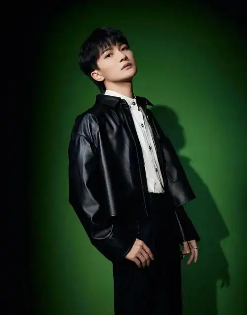 161cm的周深变身潮人,穿黑皮衣帅气有魅力,小个子要气场跟着学 - 时尚