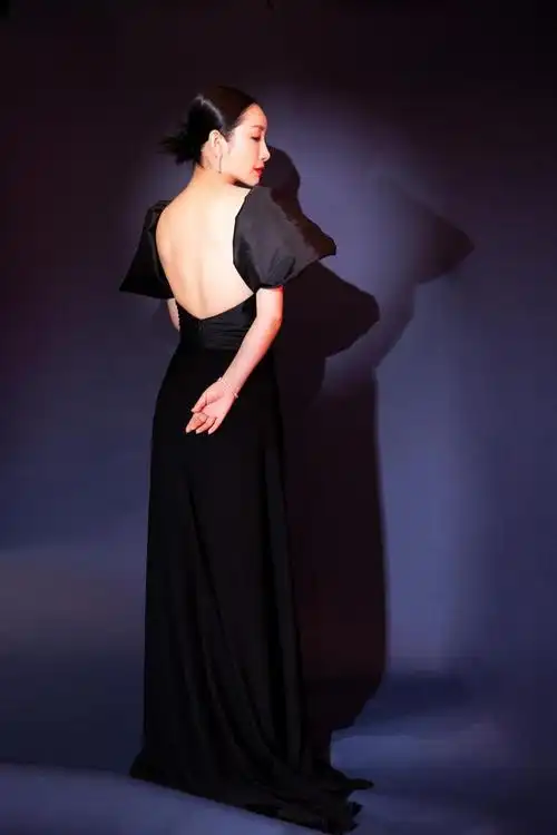 秦海璐终于放大招穿挤奶裙出席活动很招摇这身材哪像44岁