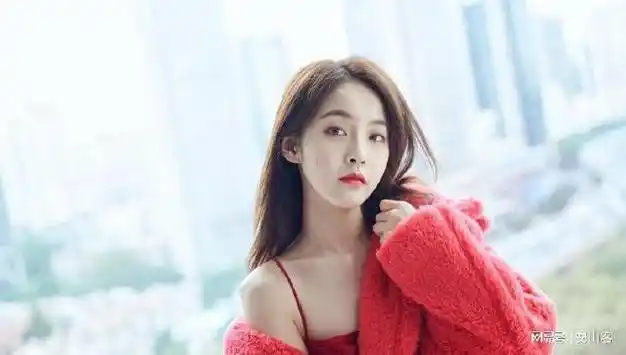 张佳宁的身高约168厘米,这样的身高赋予了她既高挑又优雅的形象.