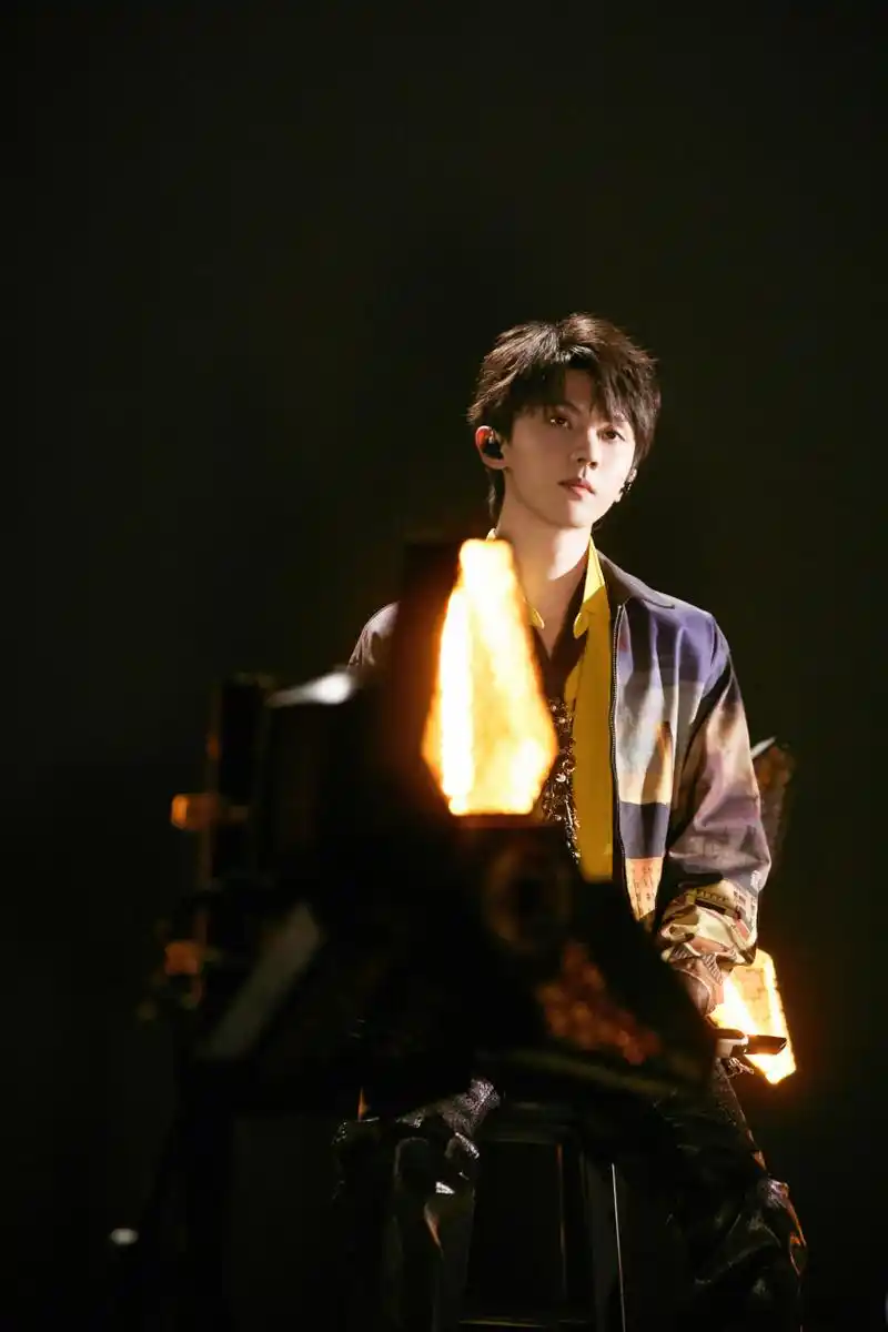 pc星装解析#  马嘉祺《声生不息》宝岛季二公下半场舞台剧照,身穿